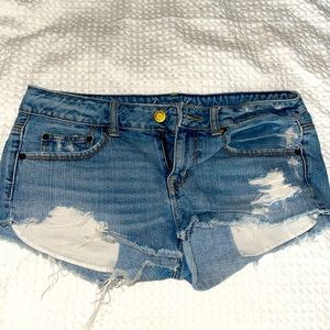 Size: 8 
Brand: American Eagle 
Mid-Rise 
100% cotton